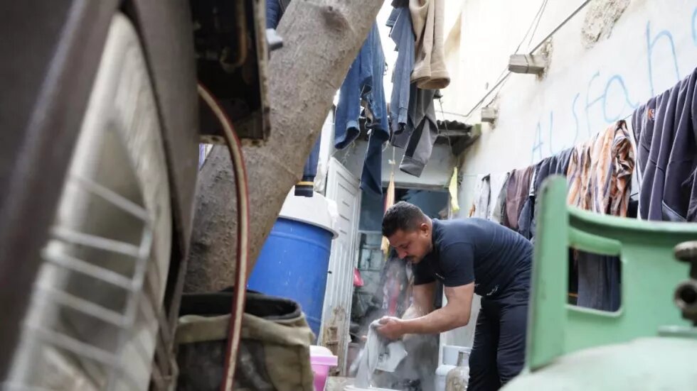 Egyptian worker forced to wash in unhealthy overcrowded locations