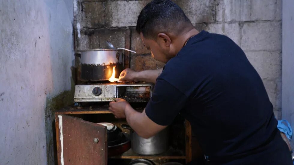 Egyptian worker forced to cook in unhealthy overcrowded locations