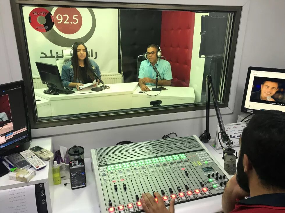 Anchor Sara Ghallab and co-anchor Baz Mohammad live on air, moderating Mahatat Masr