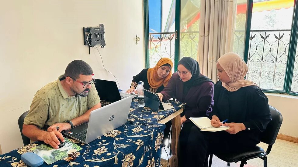 CDMC team working at the temporary office of the Palestinian NGO Network (PNGO) in Deir Al Balah - Gaza Strip, July 2022 © CDMC.