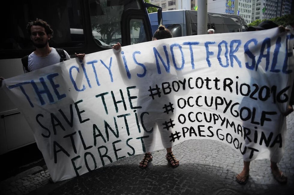 AMBIENTALISTAS PROTESTAM AO PRESIDENTE DO COI CONTRA DANOS ECOLÓGICOS DOS JOGOS RIO 2016 Protest against the 2016 Rio Olympics.