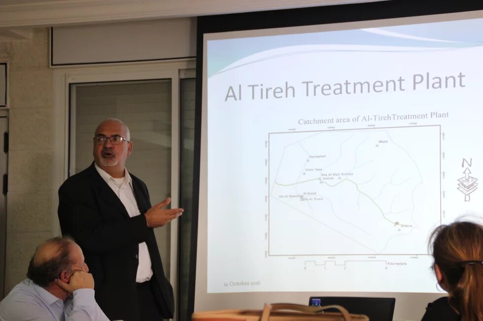 Dr. Marwan Ghanem (standing) presenting his study "Gender Empowerment and Treated Wastewater Reuse in Ein Qinia" at the BöllDebates. Ramallah, 12 Oct 2016.